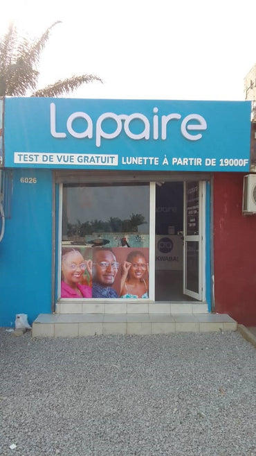 Agence Lapaire Angré CHU Côte d'Ivoire avec une baie vitrée pour entrer